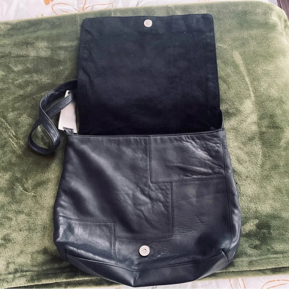 VTG SHARIF BLK Soft Buttery Leather Crossbody Book/PurseMetal&Rosewood Accents